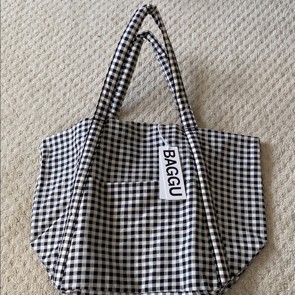 BAGGU Handbags - NWT Baggu cloud bag- black & white gingham
